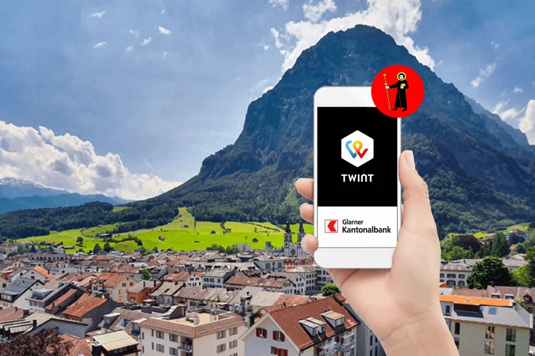 Glarnerland im Hintergrund und im Vordergrund ein Smartphone mit dem GLKB TWINT App